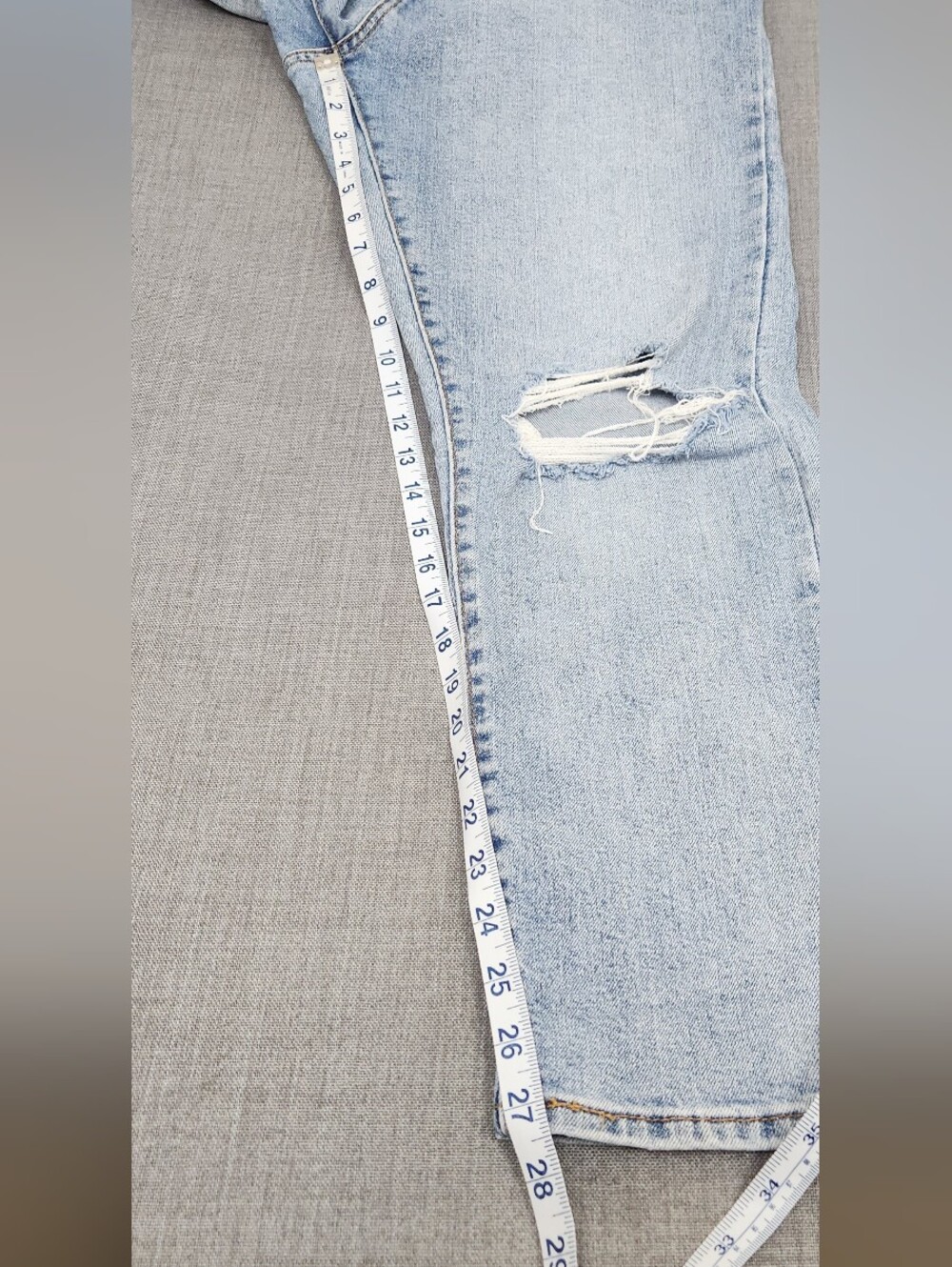 Levis Wedgie Strap Light Wash Distressed Style Denim Jeans. 32 × 28 - Picture 8 of 12